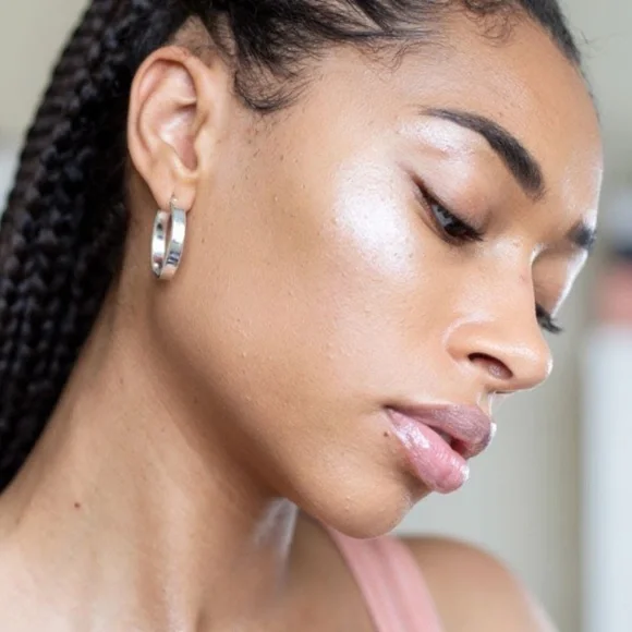 SOLD Fenty Diamond Bomb in How Many Carats Face & Body Highlighter - Picture 9 of 16